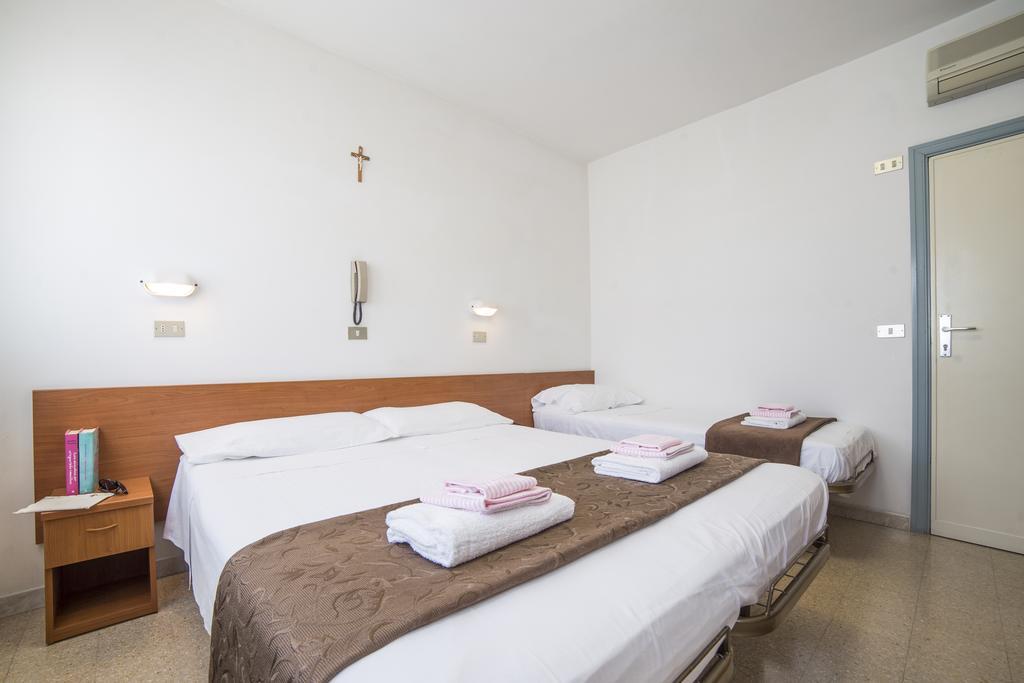 Hotel Nuovo Fiore Каттолика Экстерьер фото