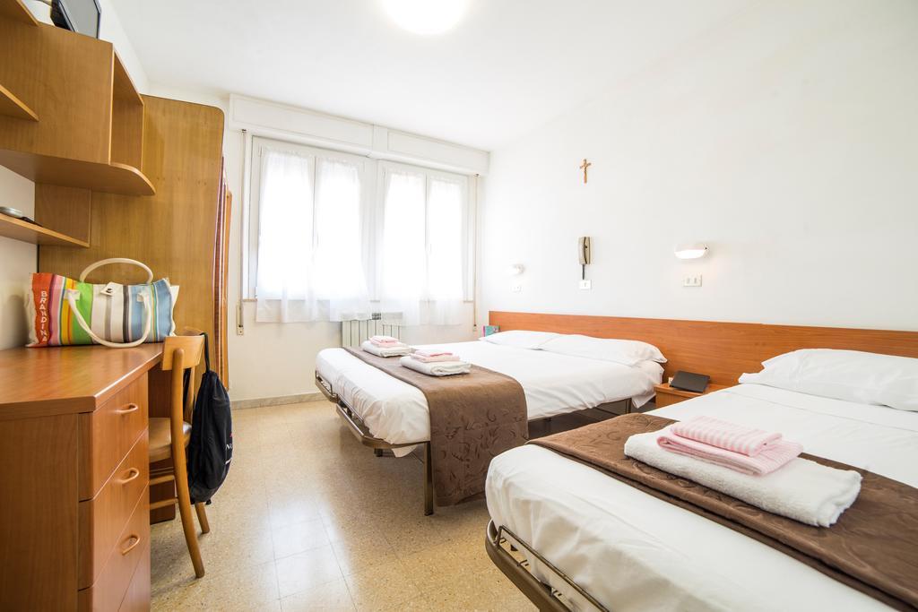Hotel Nuovo Fiore Каттолика Экстерьер фото