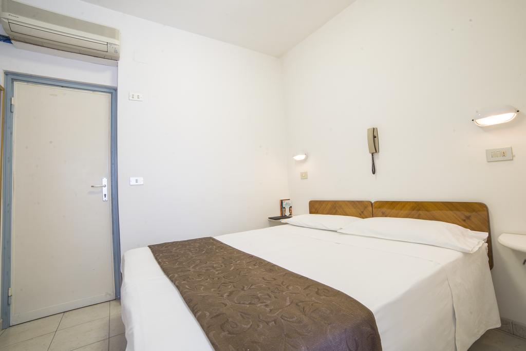 Hotel Nuovo Fiore Каттолика Экстерьер фото