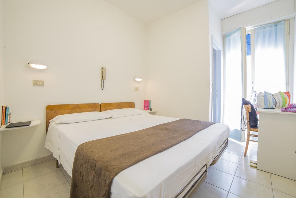 Hotel Nuovo Fiore Каттолика Экстерьер фото